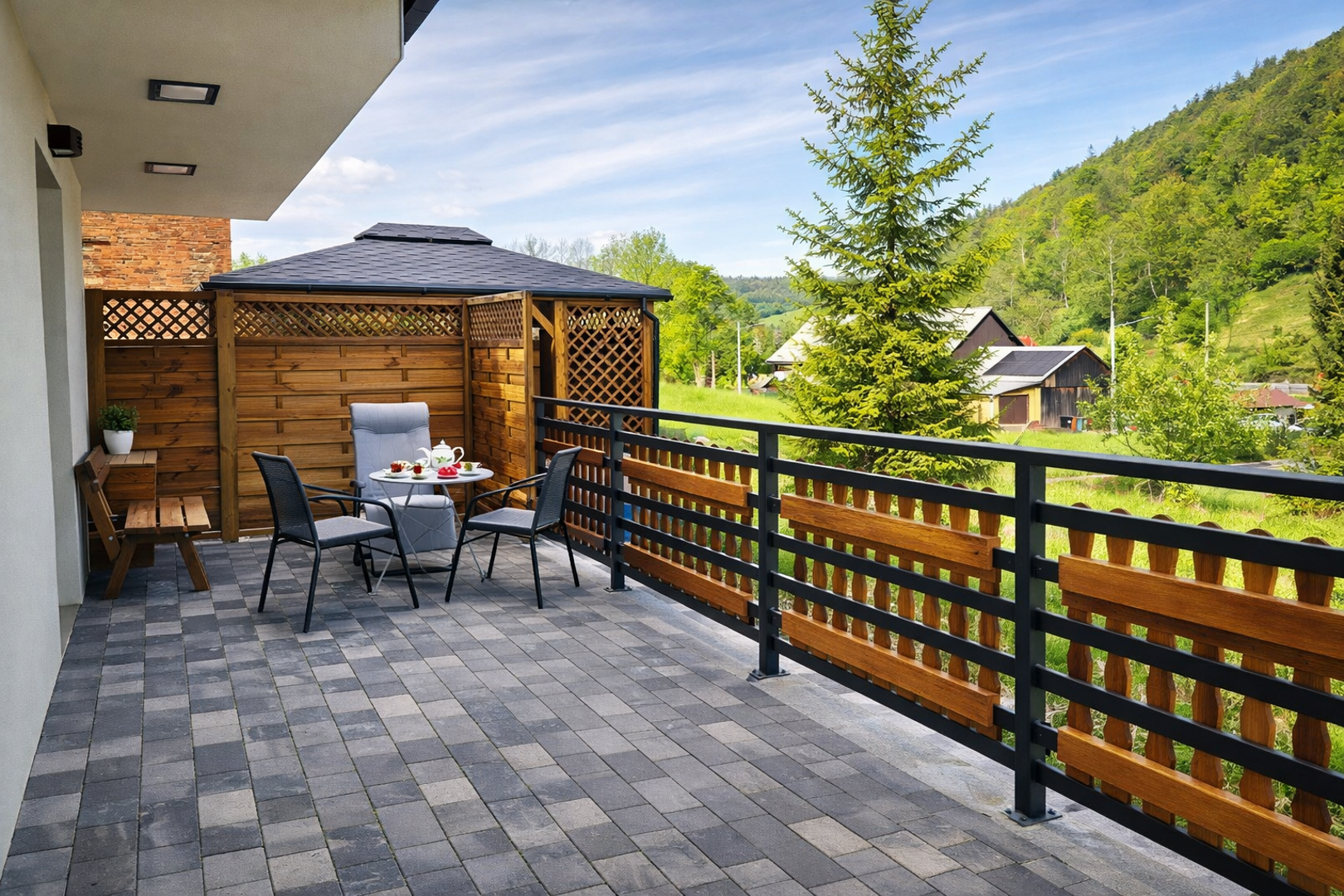 Apartament z prywatnym ogrodzonym tarasem i widokiem na g&oacute;ry